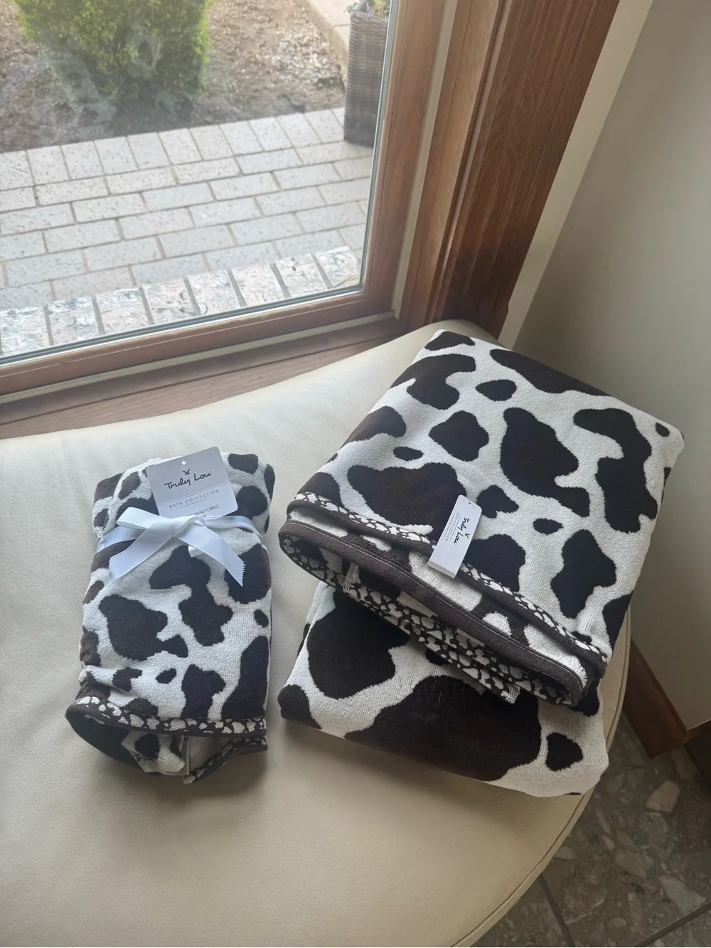 “Truly Lou” Bath Towel Set Cow Print  Brown & Cream SET 4